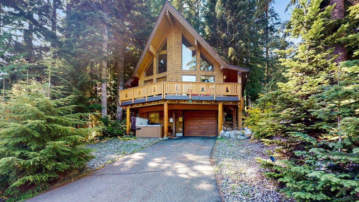 Hyak Cabin | Family-friendly ski cabin with private hot tub, mountain and slope views, Wifi