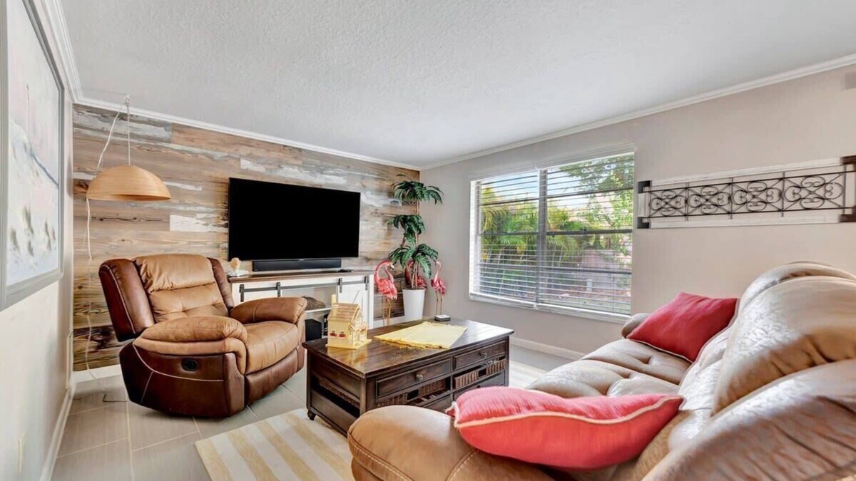 Tarpon Springs House | Family-Friendly Home Near Sunset Beach
