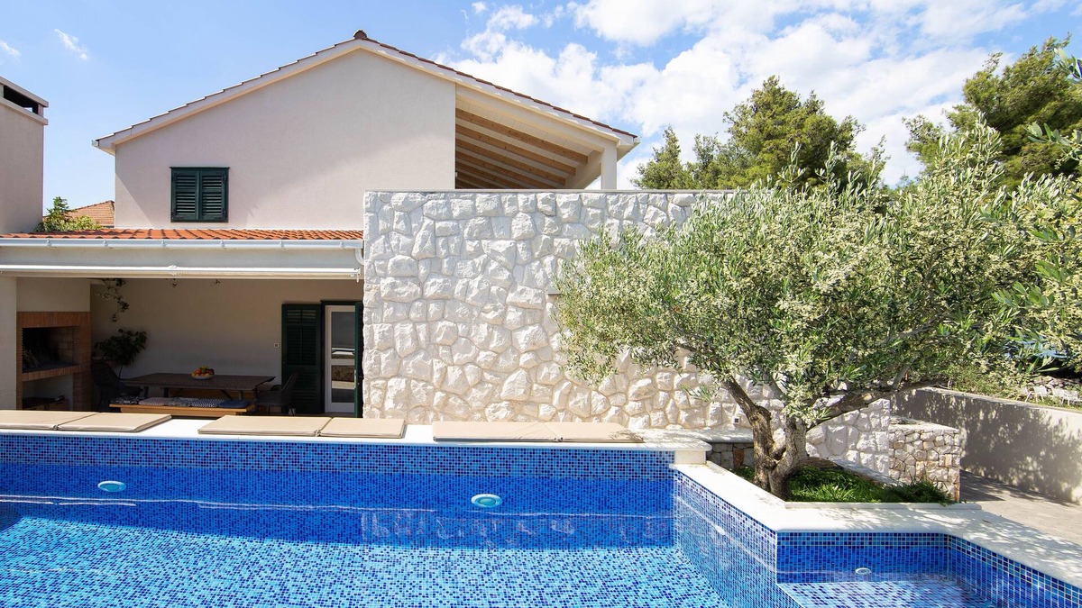 Slatine Villa | Family friendly villa next to the beach, close to Trogir and Split