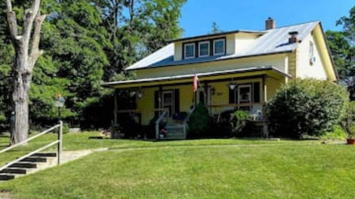 Cornwallville House | Family friendly with fireplace and swingset