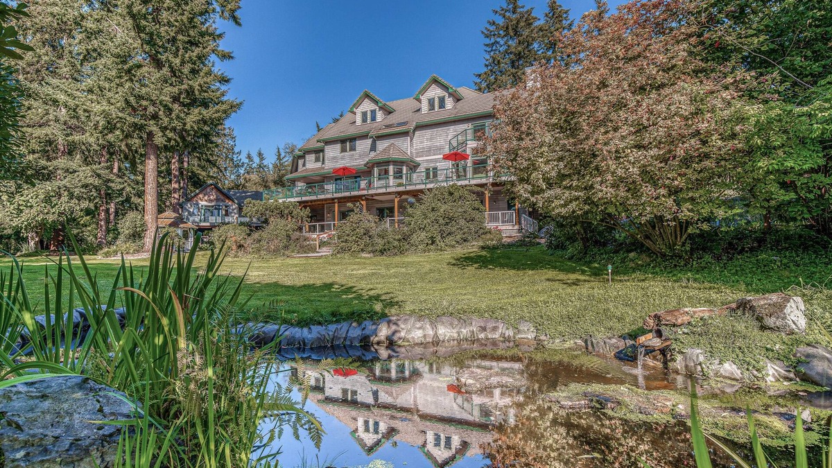 Clinton House | Family friendly water view escape with deck, games and garden views
