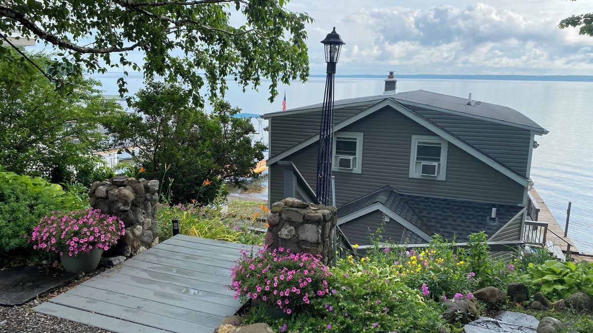 Dresden House | Family friendly waterfront retreat