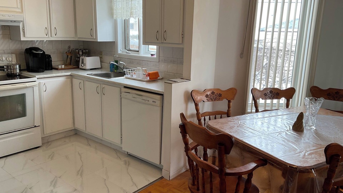 Fabreville House | Family-Friendlyin QuietLaval Neighborhood