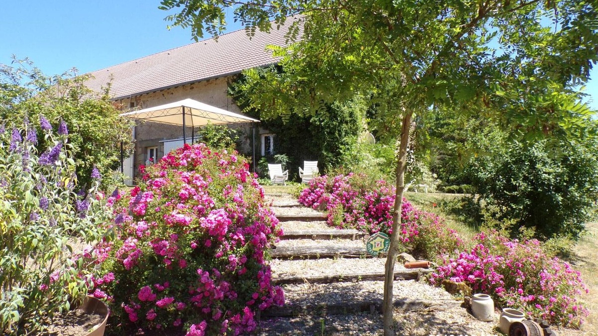 Noyant-d'Allier Cottage | Family-Friends Getaway: Spacious Cottage, Scenic Views, Kid-Friendly Amenities, Close to Attractions