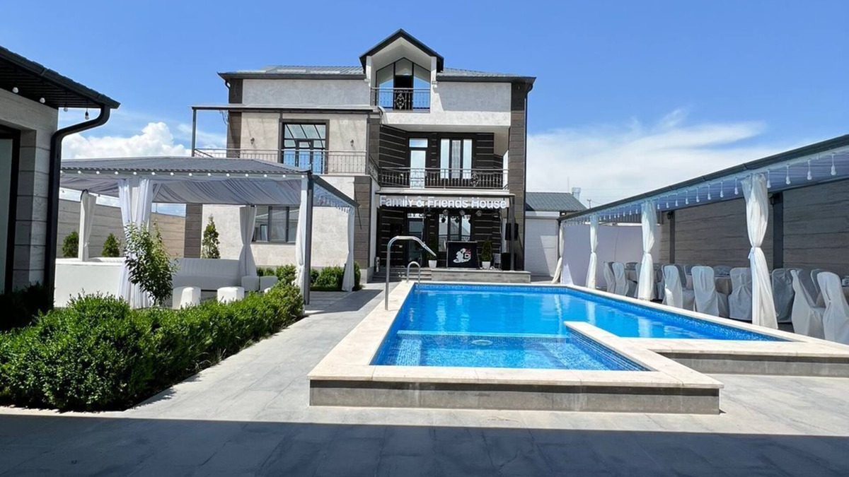 Oshakan House | Family & Friends House