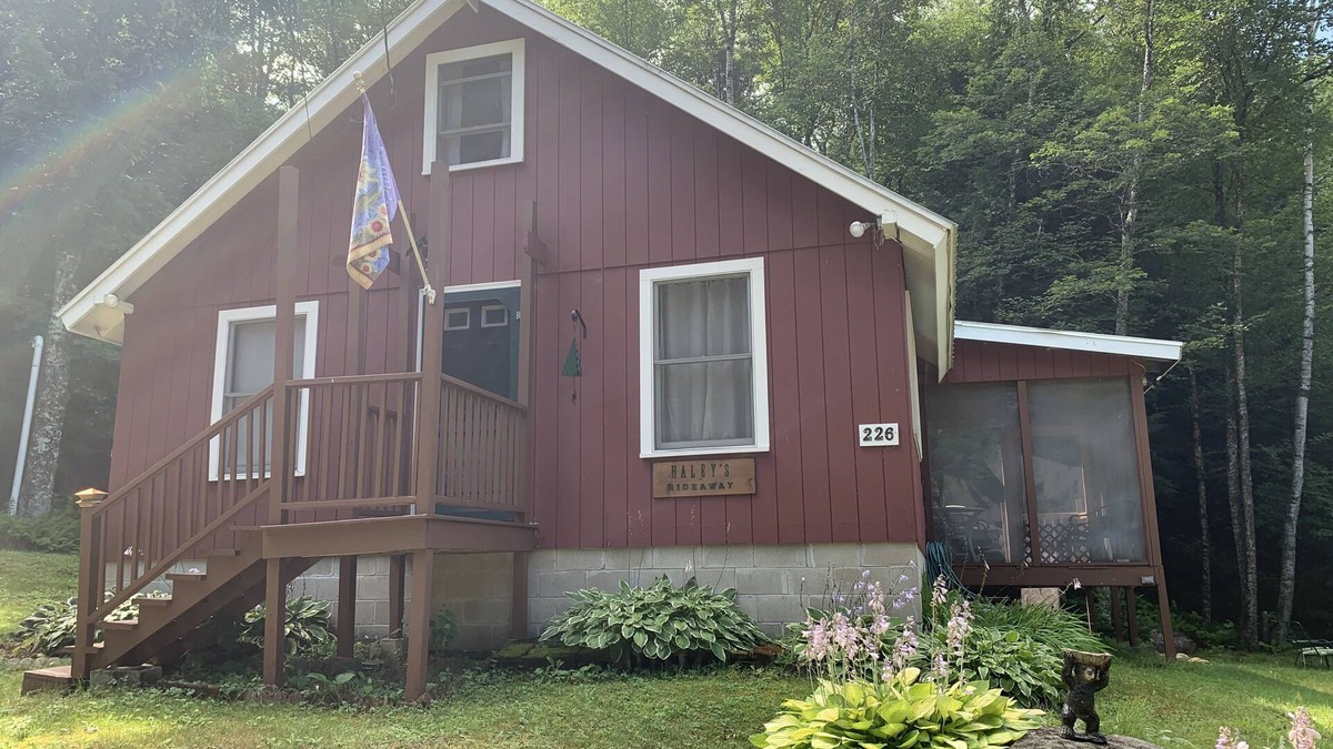 Thornton Cabin | Family Fun Cabin near Franconia Notch & White Mountains. Pet Friendly.