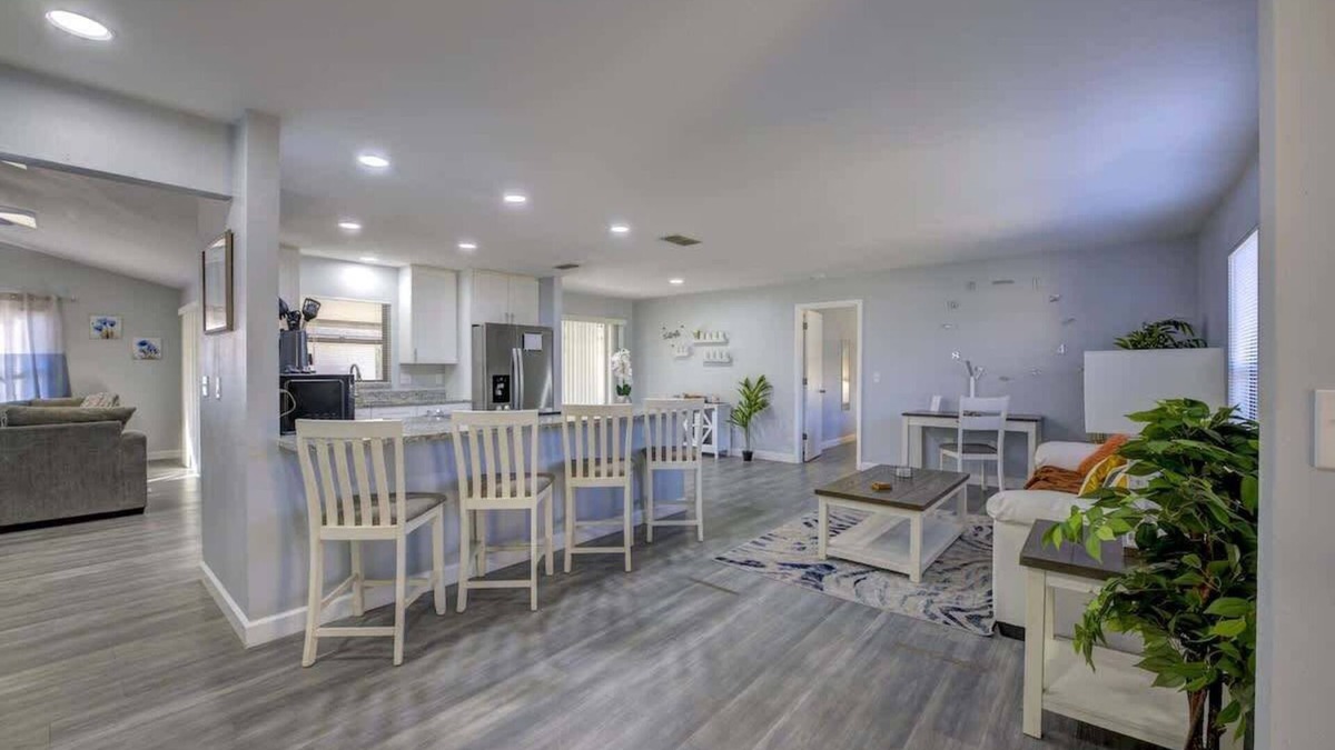 Fruitville House | Family Fun: Ping Pong, BBQ, Walk to Park Nearby