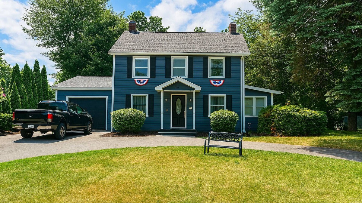 Newtonville House | Family Fun! Pool, Fire Pit, Huge Yard Near SUNY Albany & Attractions