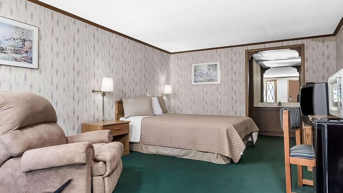Summitt Hotel | Family Fun! Pool, Picnic Area, Near Shops & Dining