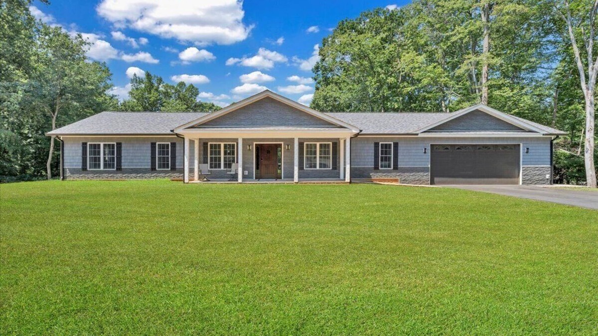 Moneta House | Family Fun Retreat - Pool, Tennis & Boat Ramp! - Village East