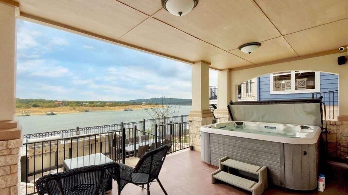 Briarcliff House | Family Game room Hot Tub Dock fish/swim LakeTravis