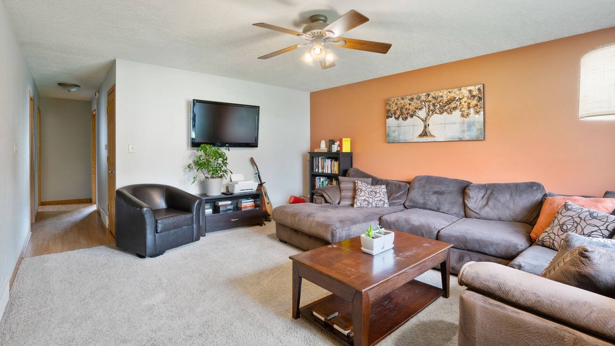 Waterloo House | Family Getaway 2BR/2BA with Sauna - Air Hockey - Bar