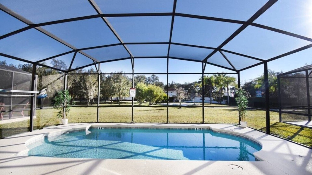 Veranda Palms House | Family Getaway: Game Room, Themed Rooms & Private Yard Near Disney, BBQ!