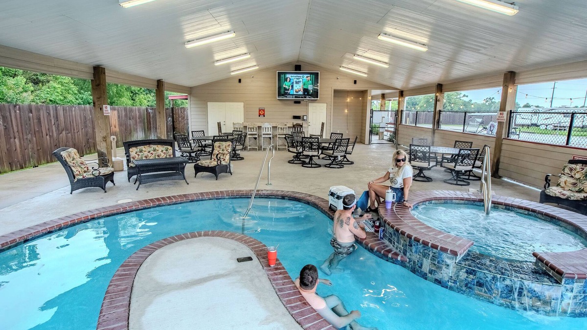 Carlyss House | Family Getaway: Pools, Fishing & More Near Big Lake Adventures