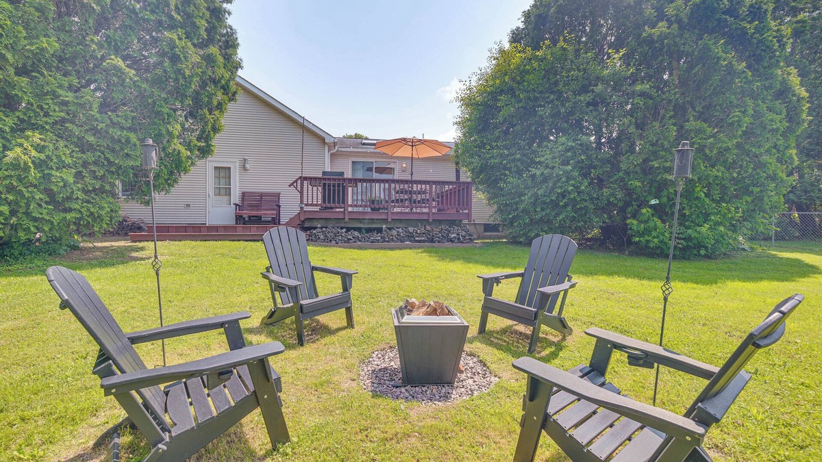 Colchester Apartment | Family Getaway w/Deck: 3 Mi to Lake Champlain