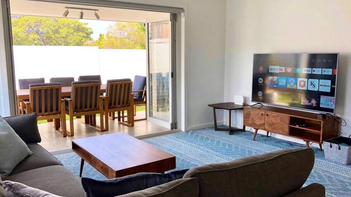 Shellharbour House | Family Getaway With LARGE Parent Retreat!