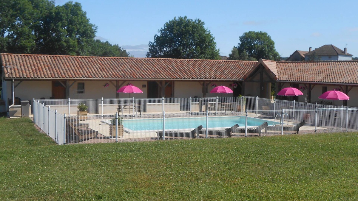 Abjat-sur-Bandiat Apartment | Family gîte Passiflora in the Dordogne, with swimming pool&magnificent view