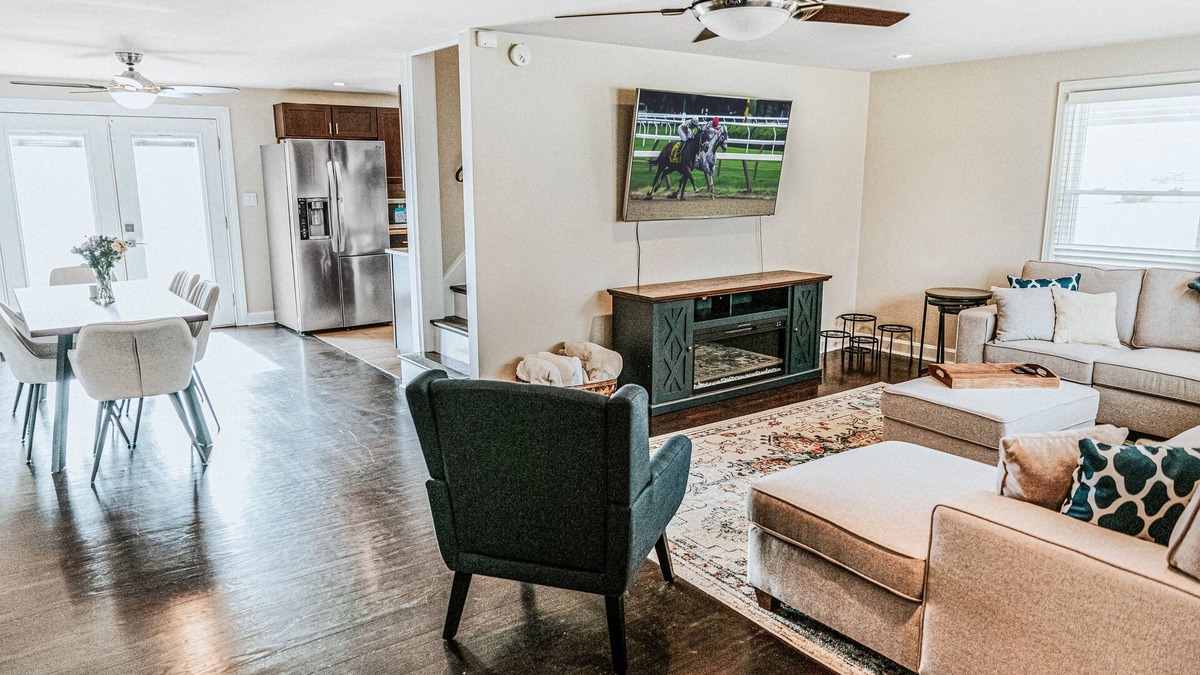 Jeffersonville - Clarksville House | Family Hangout Spot - Yard + Fire Pit + Games