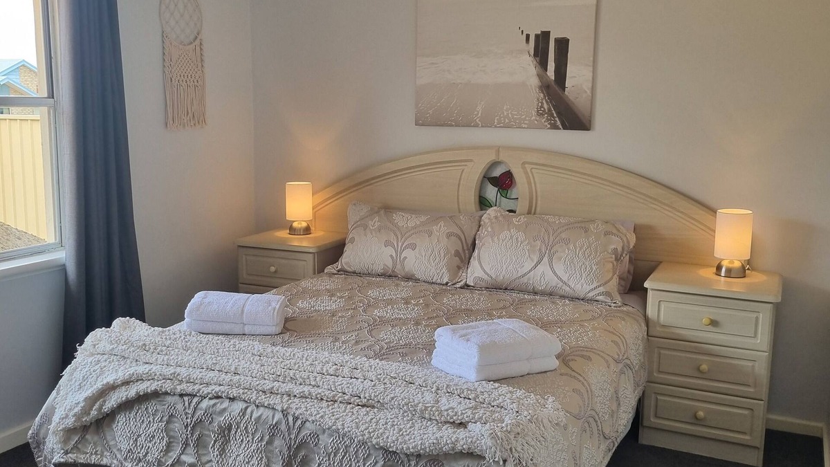 Koongamia House | FAMILY HAVEN - Charming 3-bedroom house with AC and WiFi in peaceful Koongamia
