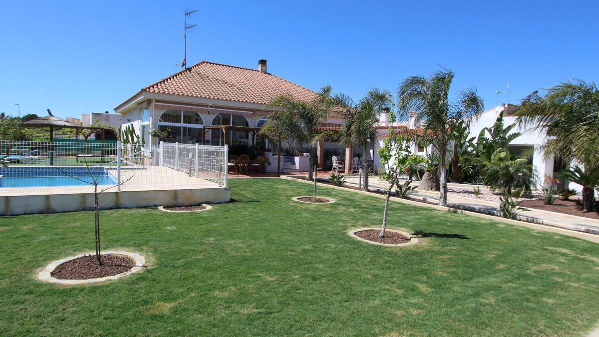 Riumar House | Family Haven Near the Sea: Private Pool, Pet-Friendly, Wi-Fi, Optional A/C
