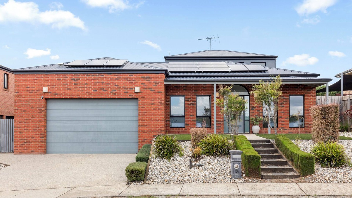 Highton House | Family Heaven in Geelong - Spa, BBQ, Game area and Great WiFi