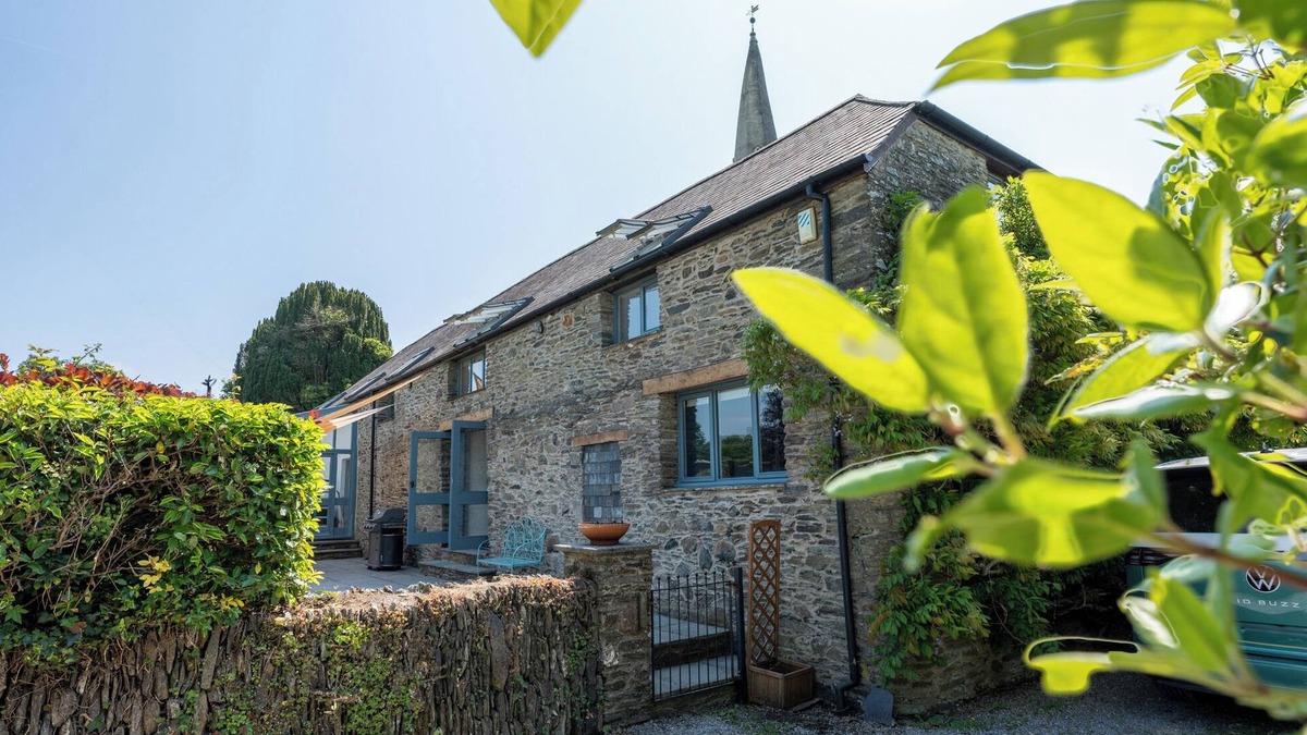 Totnes House | Family hideaway in area of outstanding natural beauty. W/hot tub. Kids favourite