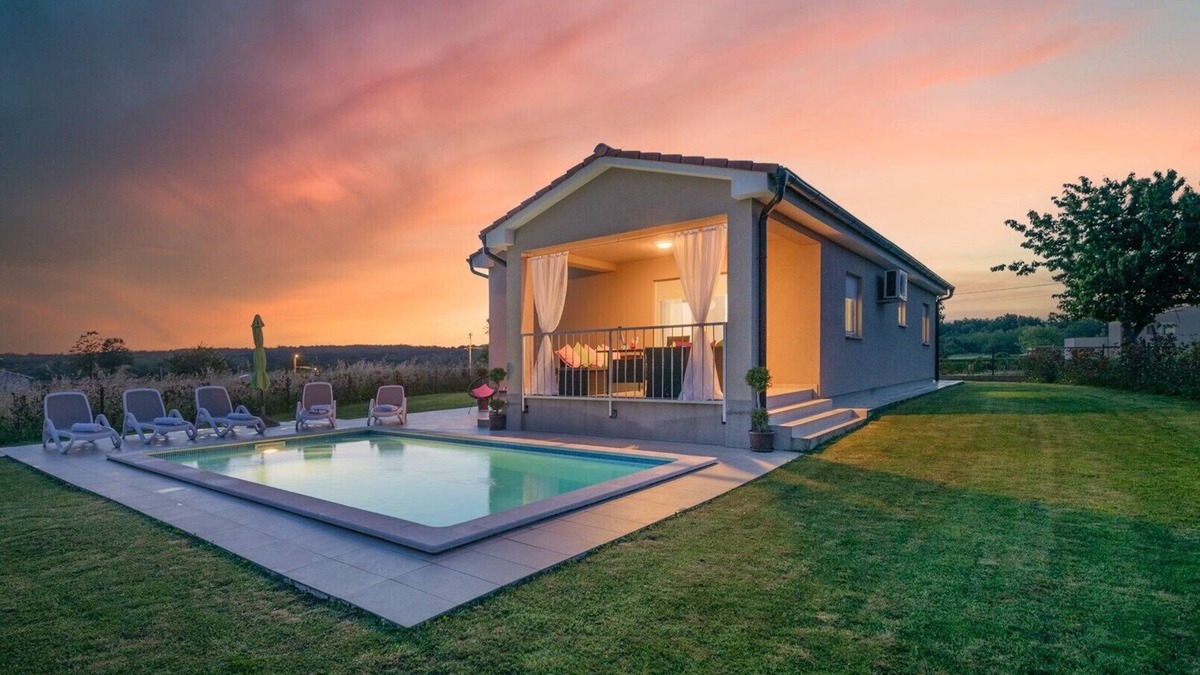 Grandici House | Family holiday house with private pool and playground