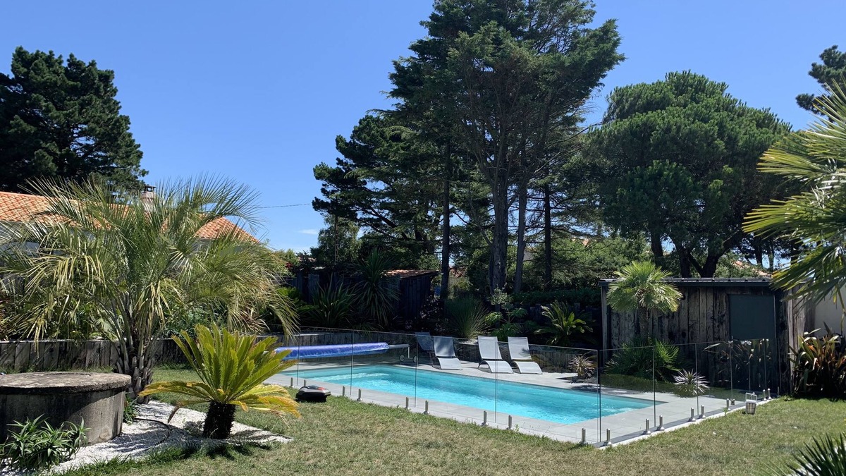 Les Moutiers-en-Retz House | Family home near the sea - heated swimming pool, trampoline, exotic garden.