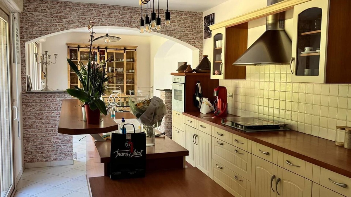 Verneuil-sur-Vienne House | Family home with pool