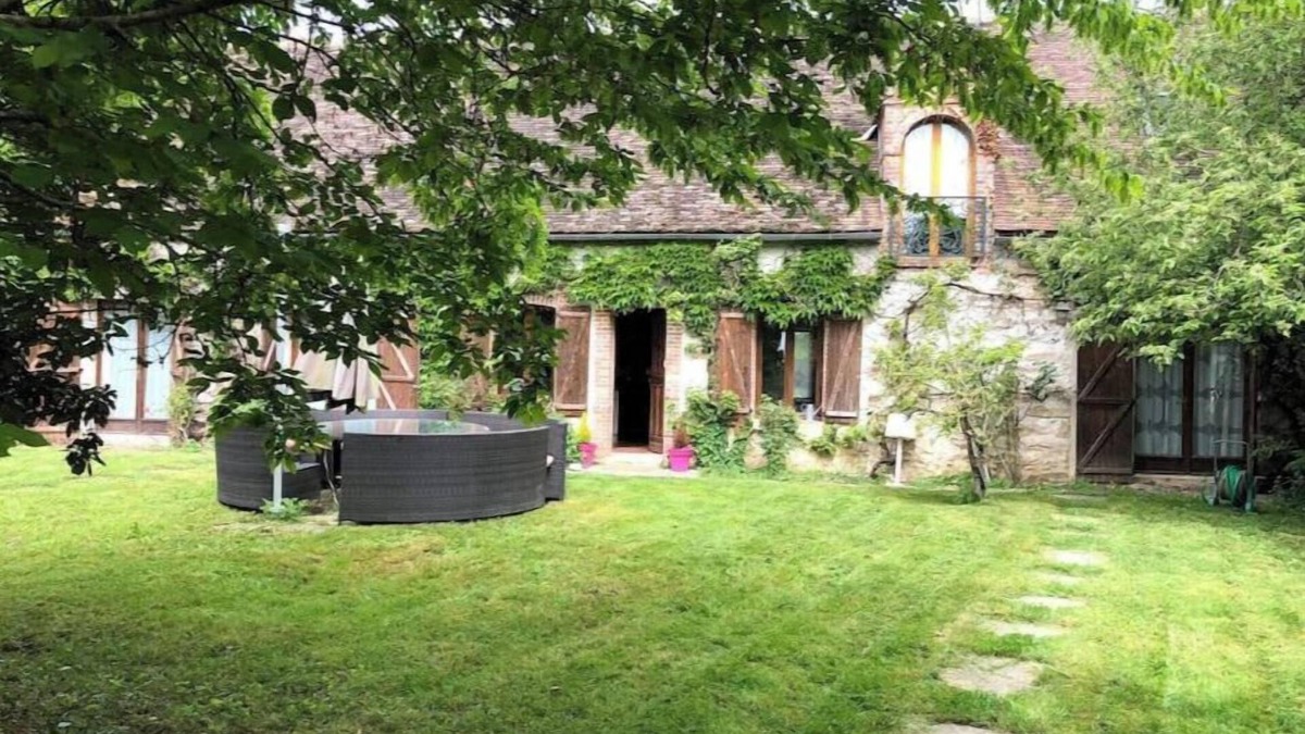 Dollot House | Family home in the country
