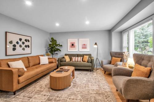 Eggertsville House | Family Home King Beds EV Charger WFH AC