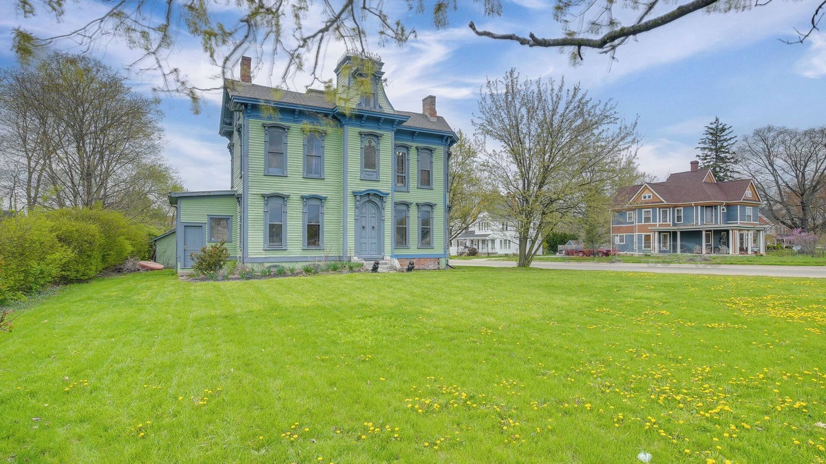Franklin House | Family Home Near Franklin Historic District