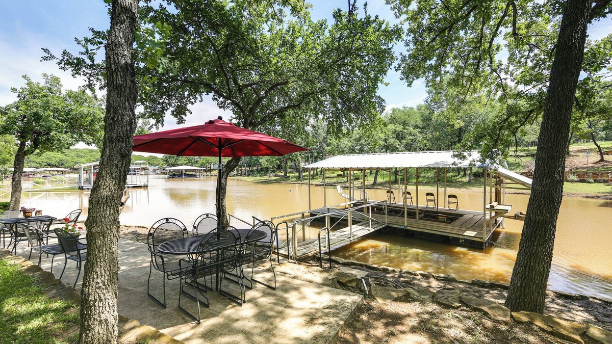 Chico House | Family Home on Lake Bridgeport: Pets Welcome!
