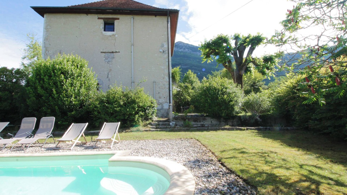 Billieme House | Family home, peaceful setting and swimming pool!