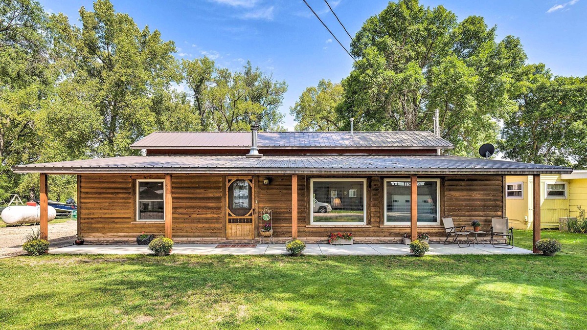 Elwood House | Family Home w/Hot Tub - Walk to Johnson Lake!