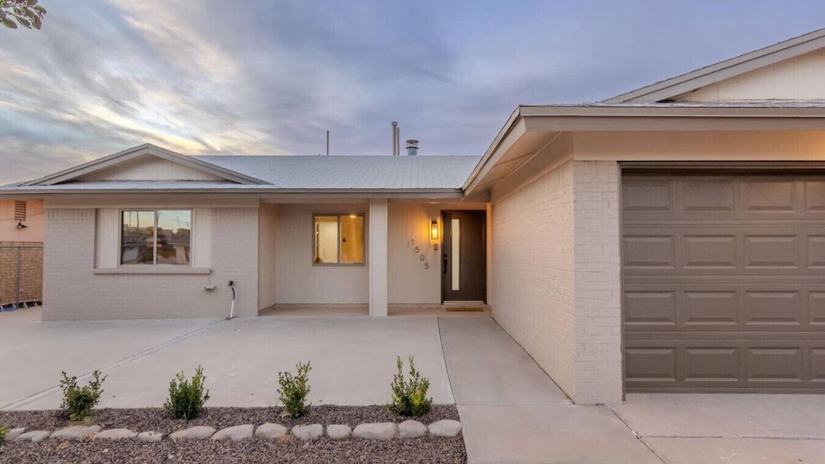Biggs Field House | Family home w/outdoor playground
