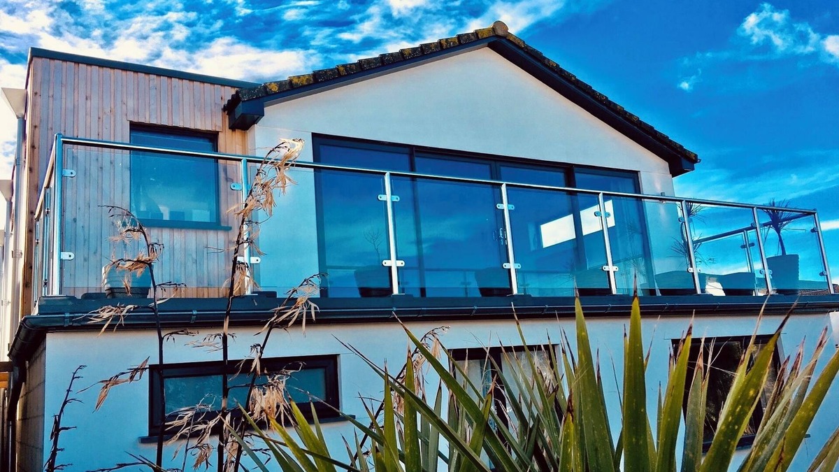 Widemouth Bay House | Family Home | Walk to Beach | Sea Views | Beach & Surf |