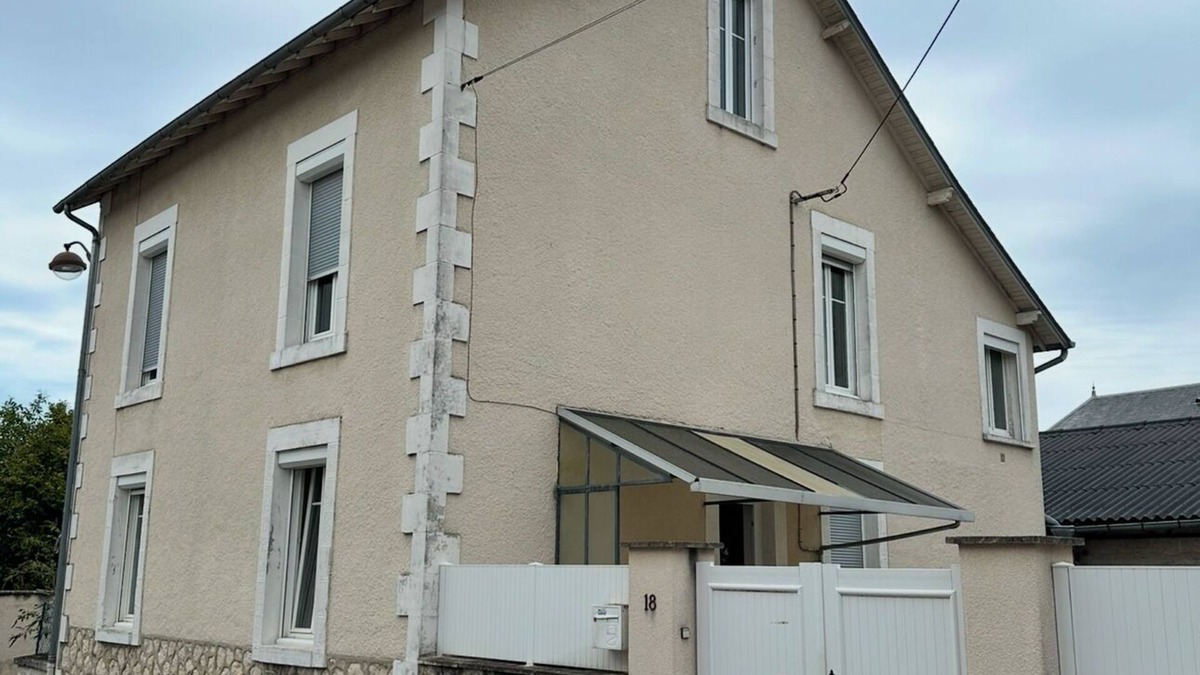 Bourges House | Family house, 13 beds, 3 bathrooms, 3 toilets, terrace, garden, free parking