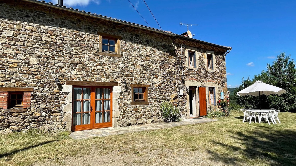 Saint-Vert Cottage | Family house 4 bedrooms with garden, fireplace, wood stove, parking and Wi-Fi