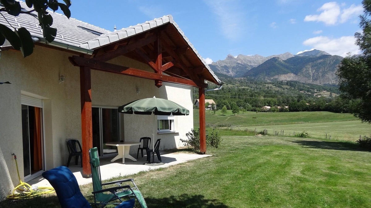La Batie-Neuve House | Family house between lake and mountain for 12 people