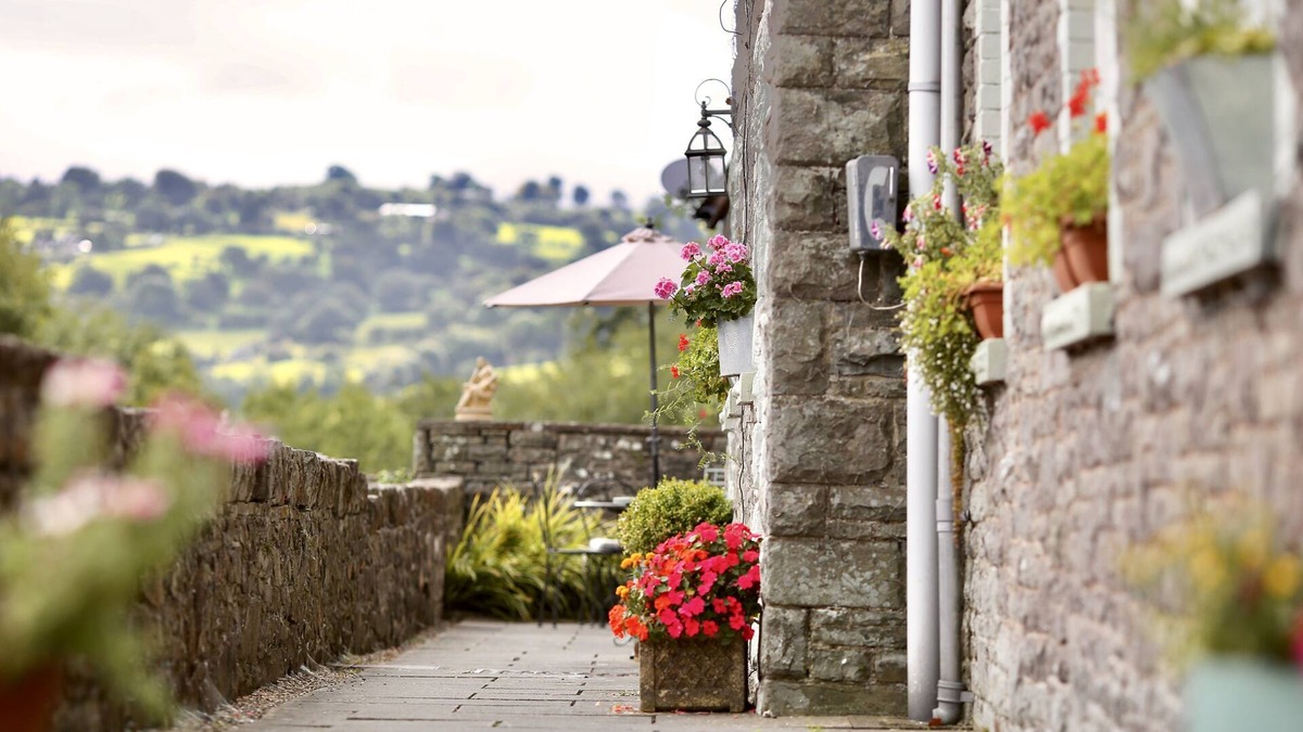 Llangattock House | Family house in the Brecon Beacons (close to Crickhowell, Hay & Brecon)