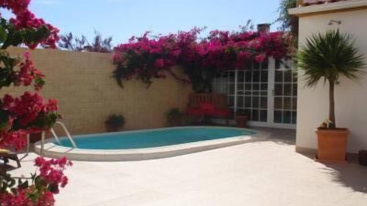 Sao Bernardino Villa | Family house with pool by the beach