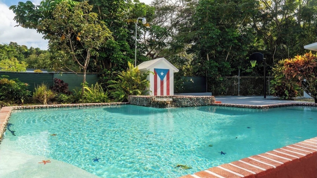 Cienaga Baja House | Family House w. Pool, Parking & Basketball Court! In Rainforest!10 min to beach!