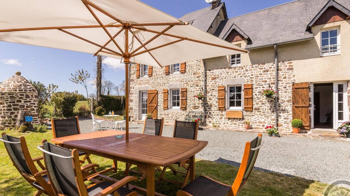 Roncey Cottage | Family house with garden, pets allowed, WiFi and parking in Roncey