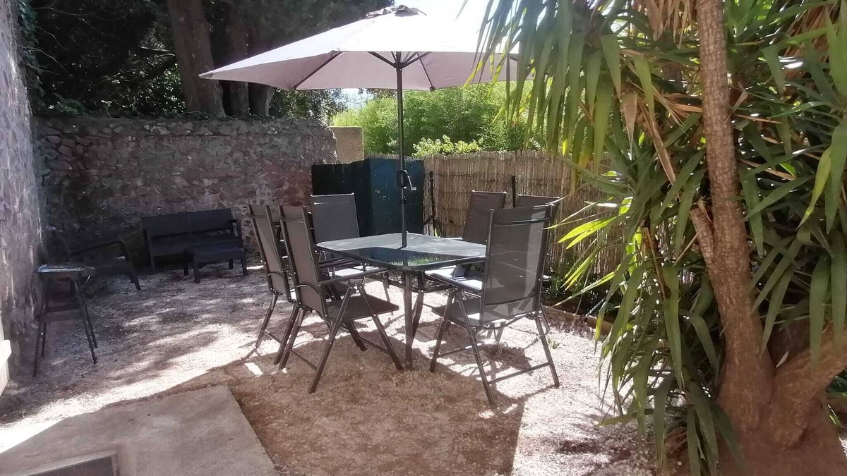 La Crau House | Family house with private garden sleeps 8 among the vines. Allowed celebrations