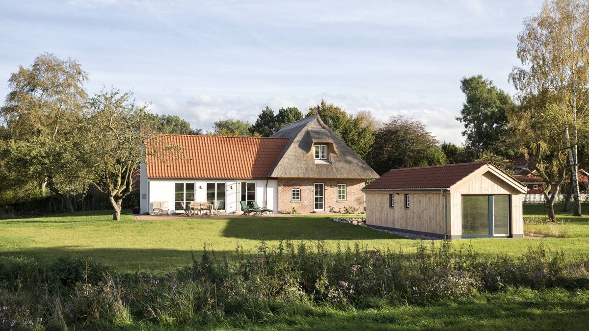 Holzdorf House | Family idyll under thatch with stove and sauna