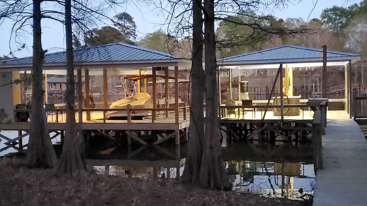 Hemphill House | Family Lake Getaway/Fisherman's Paradise with private boat ramp