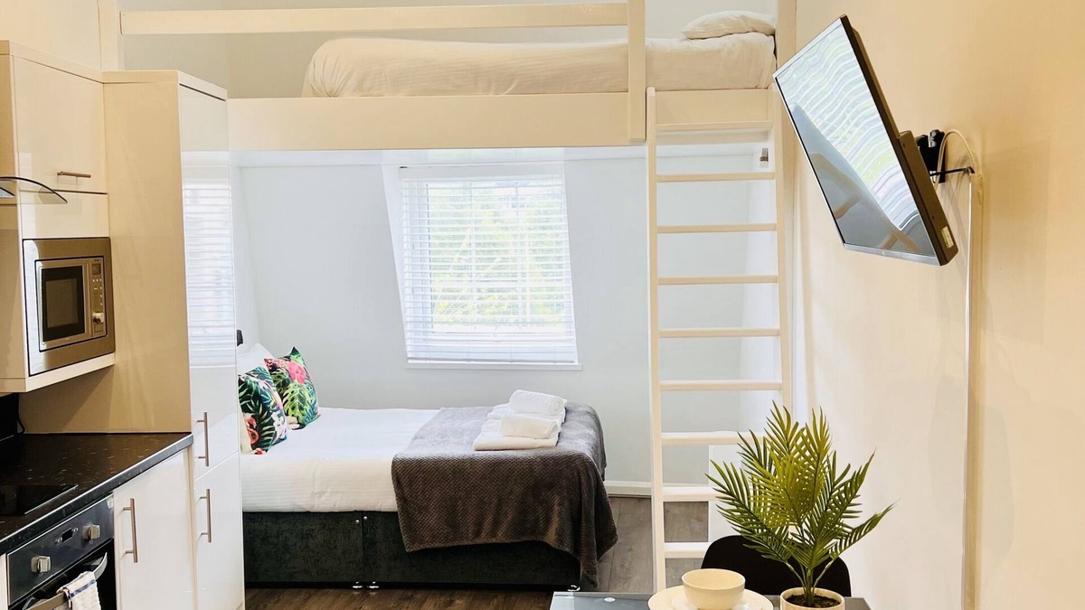 Barbican Apartment | Family Loft Studio Apartment with private En-Suite shower room