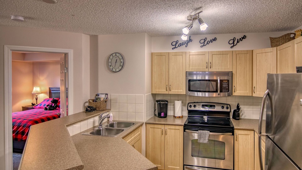 East Kootenay Apartment | Family Mountain Condo | 5 min walk to beach | Pool