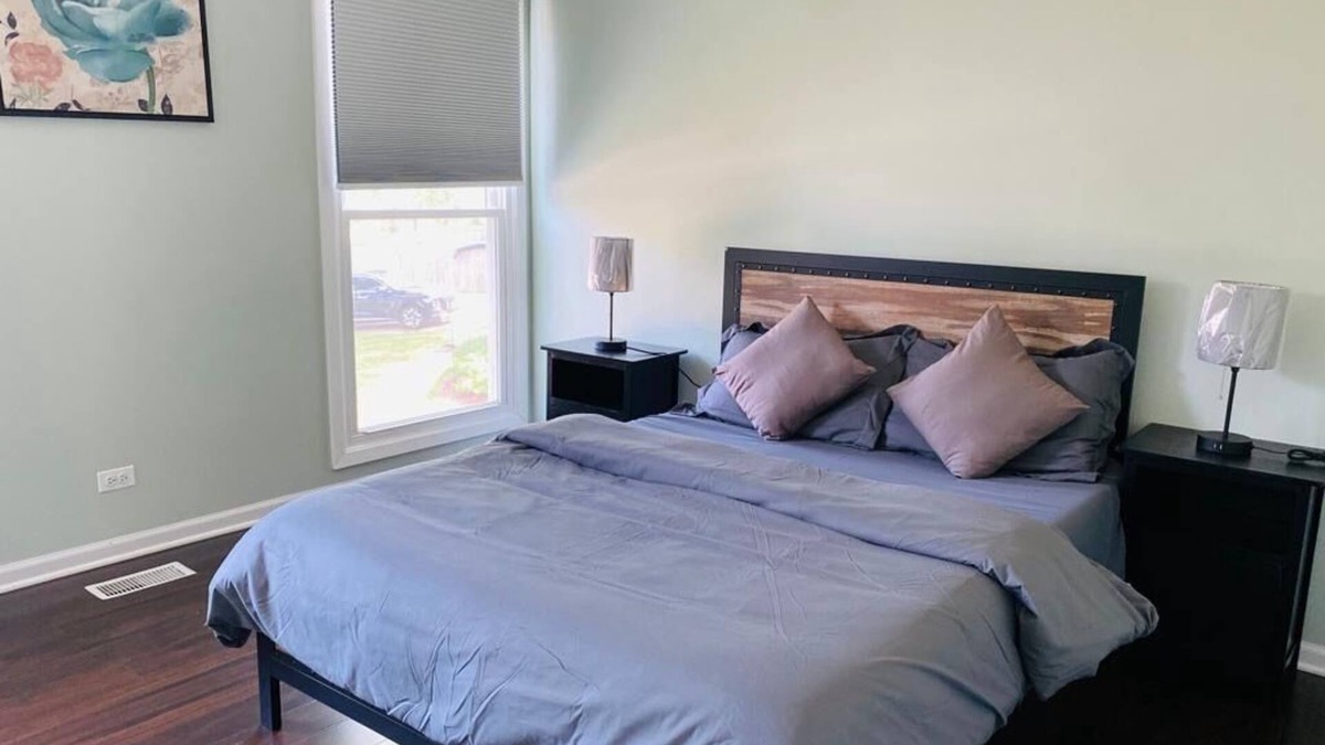 Streamwood House | Family Oasis: 3000 Sq Ft-4 Bedroom Home with workout space and full basement